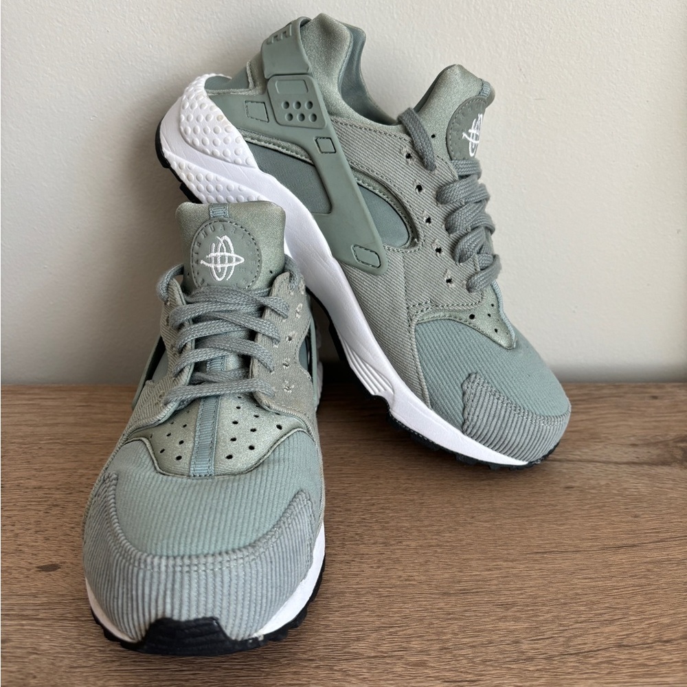 Nike Air Huarache SE Mica Green